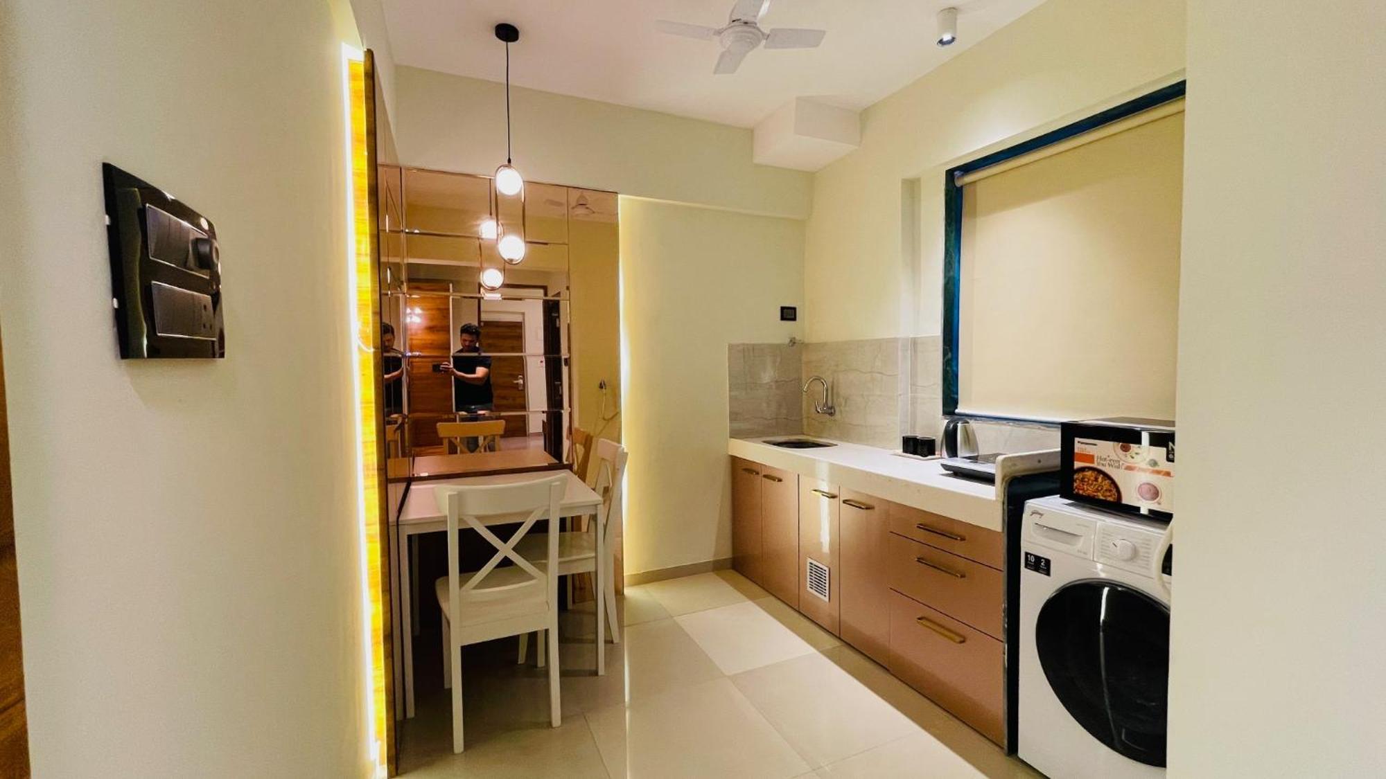 Home2 Studio Apartments Мумбаи Экстерьер фото